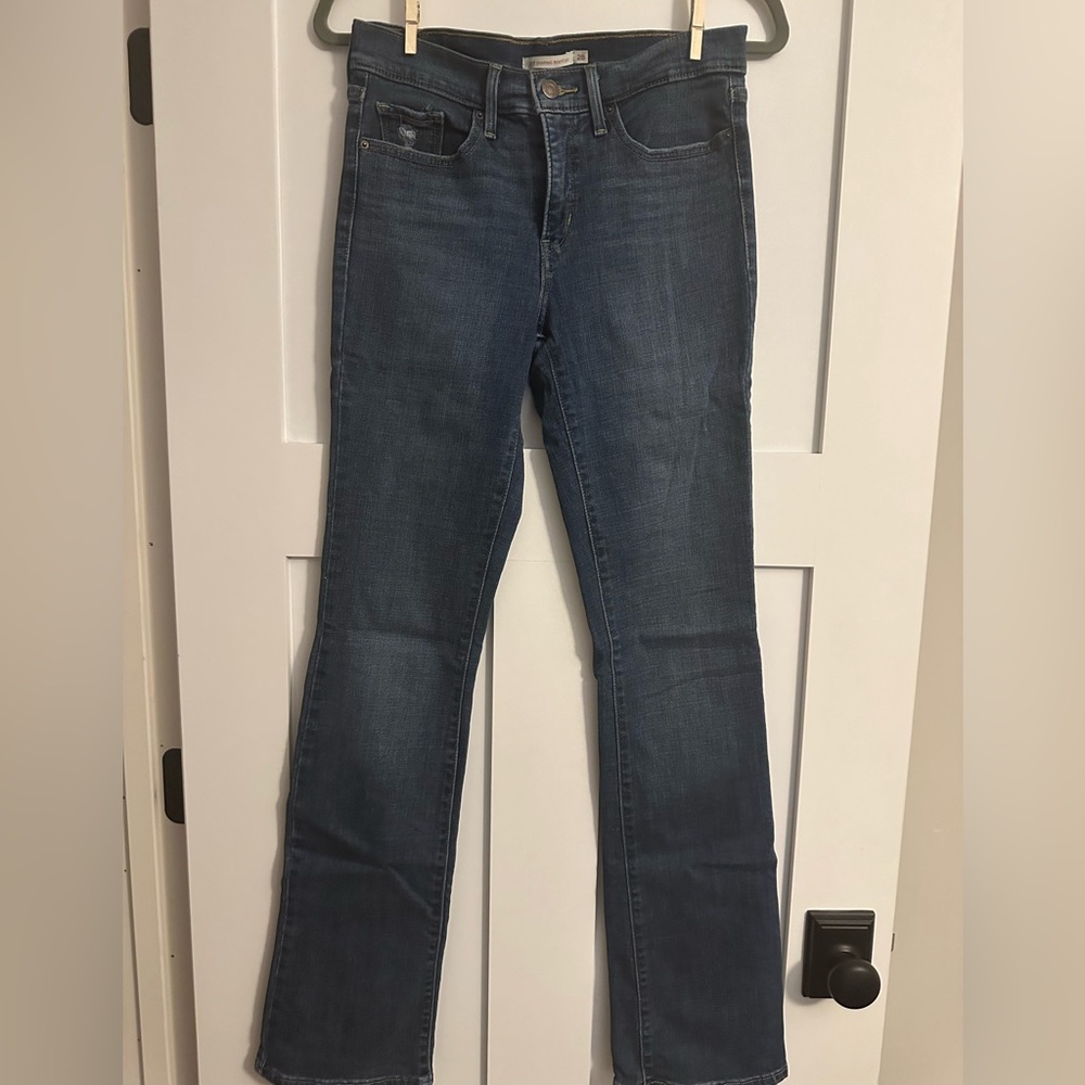 Levi’s 315 shaping bootcut jeans. Size 28